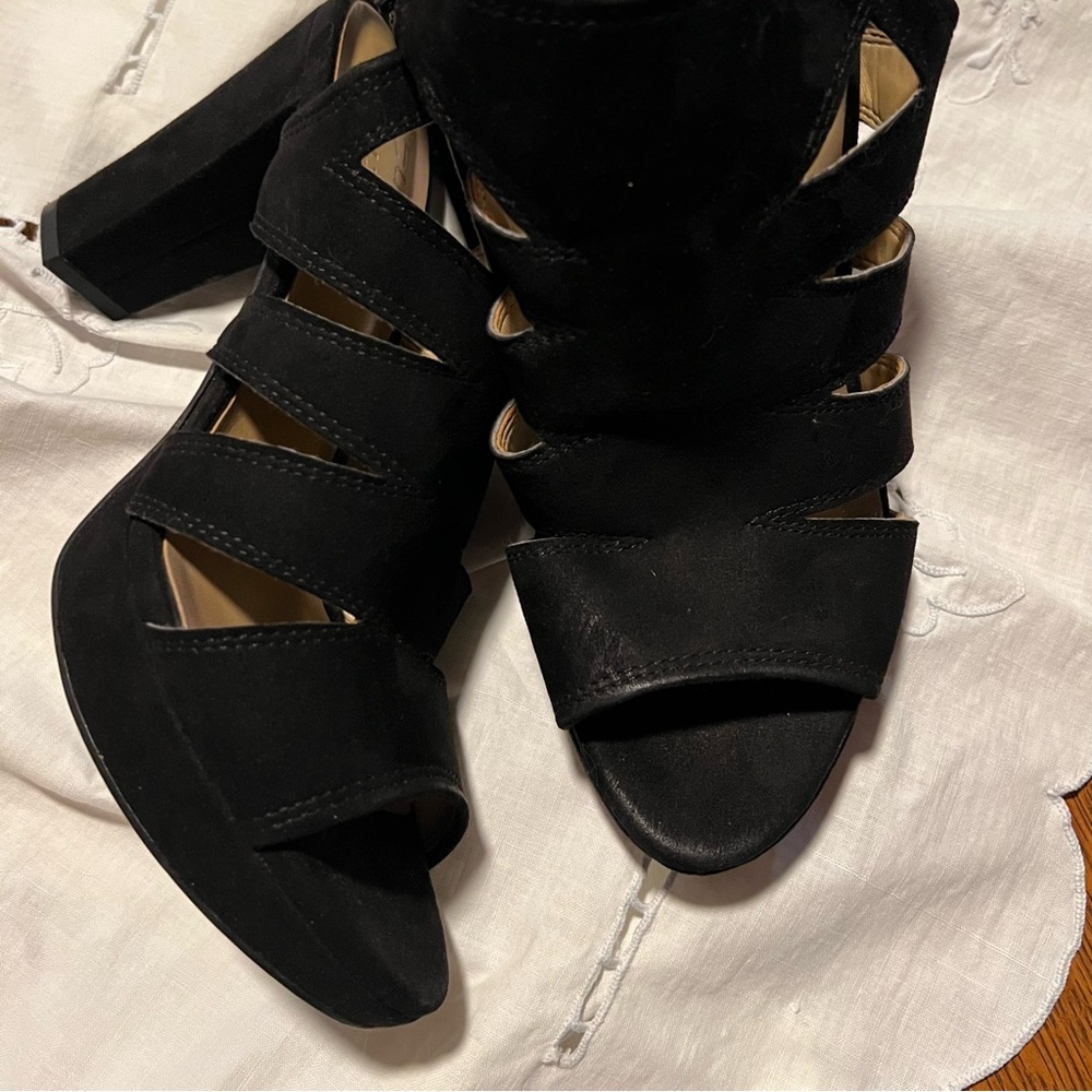 Naturalizer Black Suede Block Heel Sandals – Size 6.5